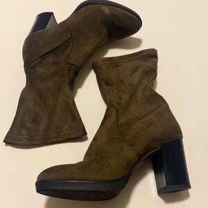 EUC Piampiani Suede Lug Sole Boot